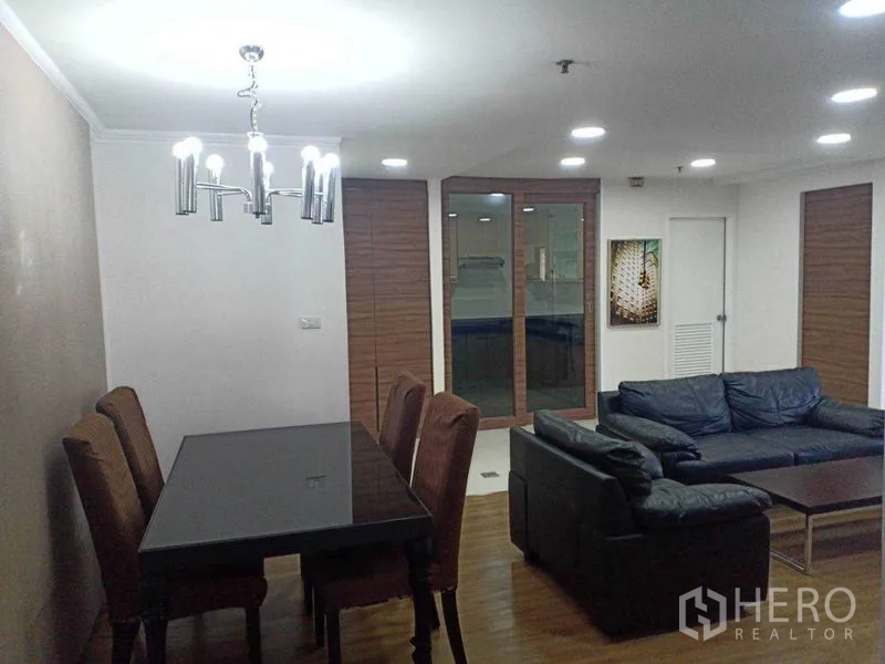 คอนโด ให้เช่าในWatthana, Bangkok - มุมรับประทานอาหารพร้อมโคมไฟแชนเดอเลียร์ ข้างประตูกระจกบานเลื่อนและงานไม้