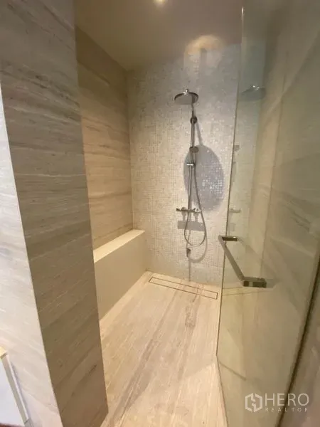 Detached House for rent in Huai Khwang, Bangkok - Walk-in shower with mosaic accent wall, bench seat, rain shower and glass door.