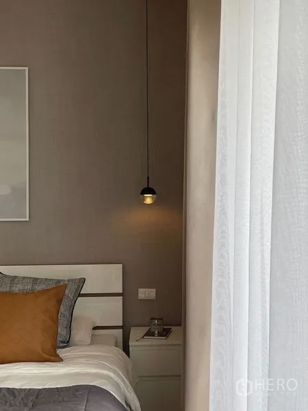 คอนโด ให้เช่าในWatthana, Bangkok - มุมข้างเตียงมีโคมไฟห้อย โต๊ะหัวเตียง และผ้าม่านนุ่ม