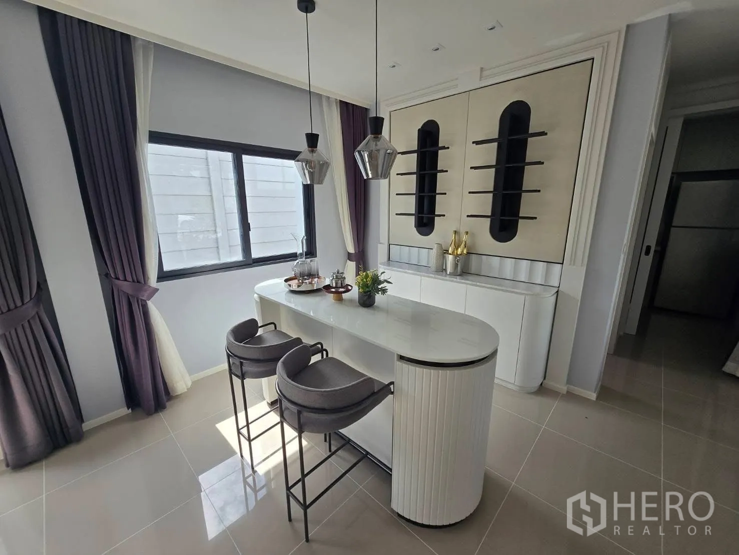 Semi-detached House for rent in Bang Phli, Samut Prakan - Pantry or bar counter with two stools and pendant lighting by windows.