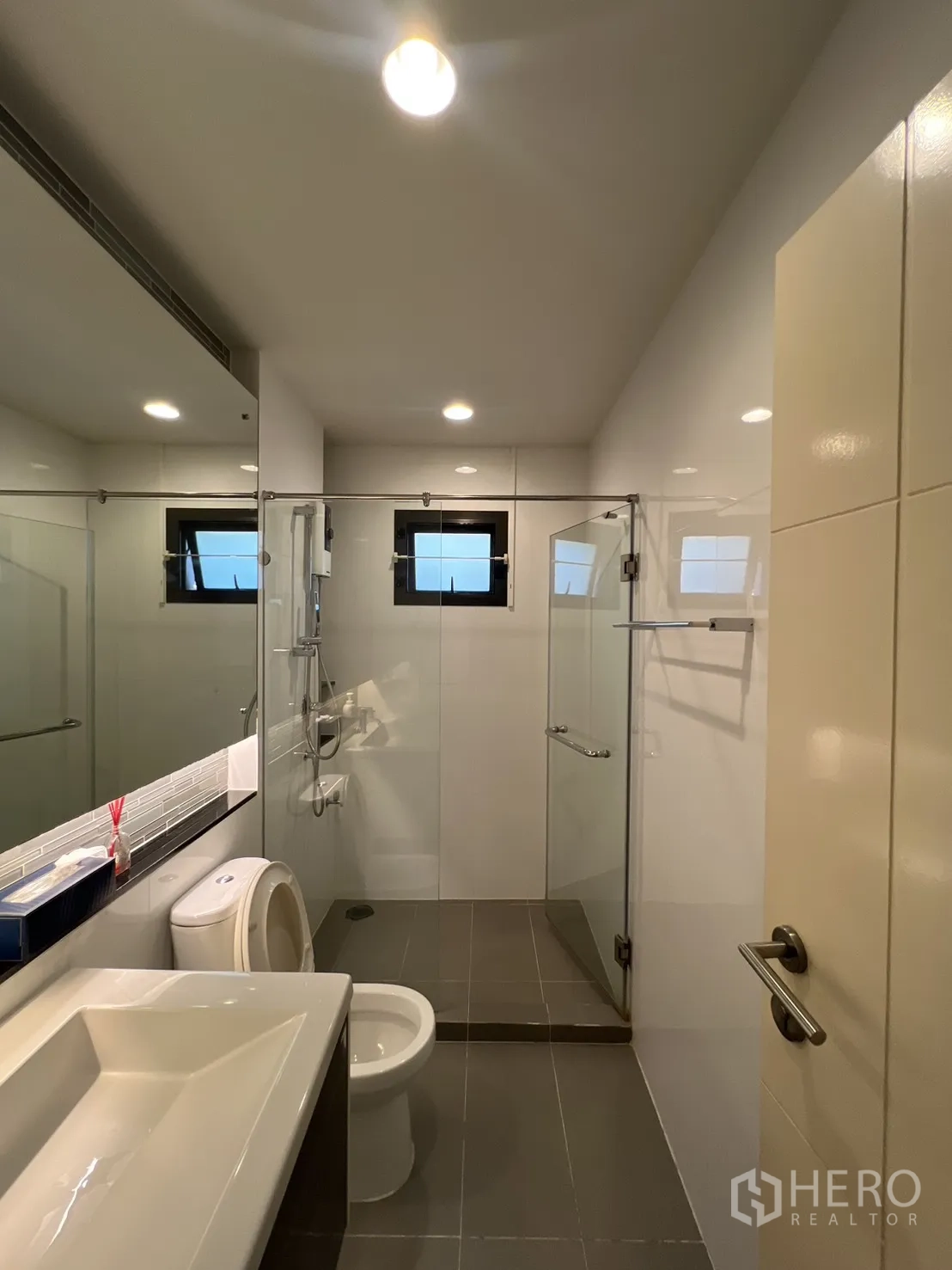 独立式住宅 出售在Bang Kapi, Bangkok - 现代卫浴，玻璃淋浴间与大镜面。