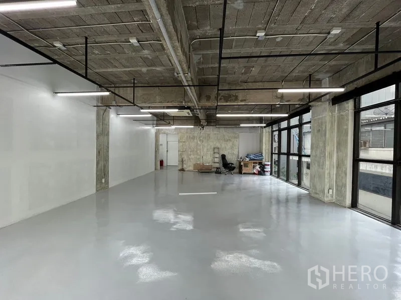 สำนักงาน ให้เช่าในKhlong Toei, Bangkok - พื้นที่ทำงานสว่าง ผนังสีขาว กระจกแนวยาว เดินท่อโชว์ และแอร์แบบคาสเซ็ต