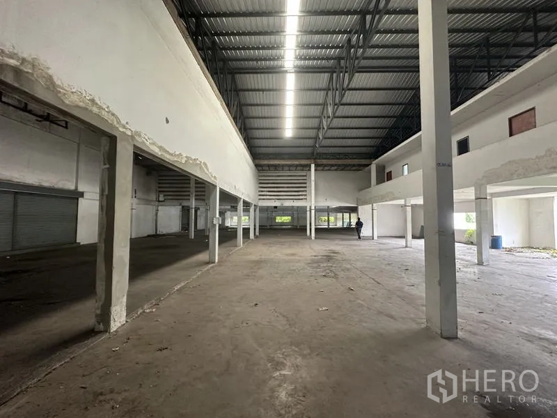 Factory for rent or sale in Khlong Luang, Pathum Thani - Long bay inside the plant with bright linear lighting and tall clearance.