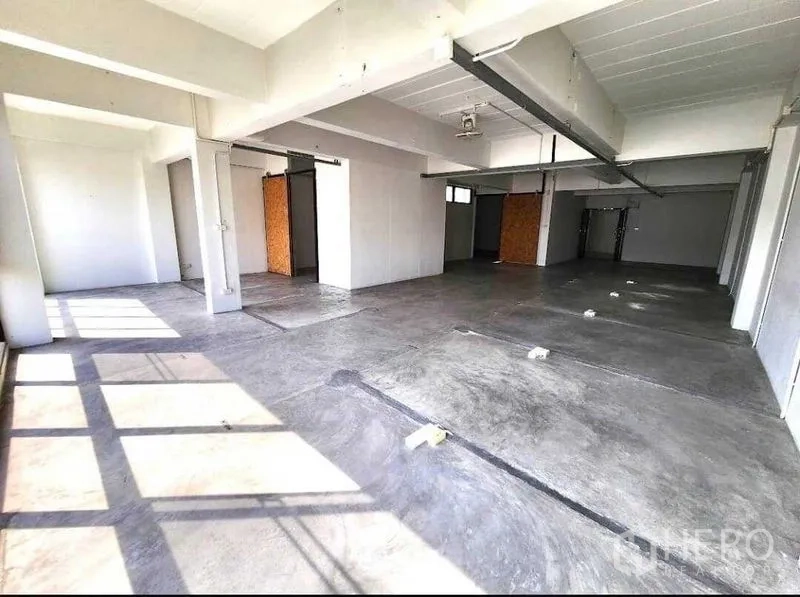 Office Space for rent or sale in Din Daeng, Bangkok - Large open-plan floor with multiple windows and movable partitions.