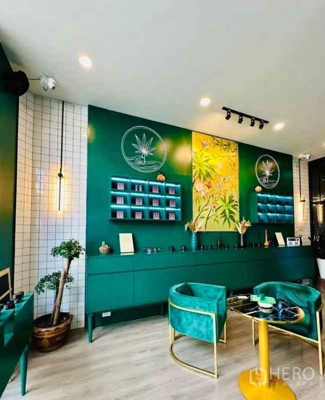 พื้นที่ขายปลีก ให้เช่าในWatthana, Bangkok - ผนังไฮไลต์ลายทรอปิคอล ชั้นบิลท์อิน เก้าอี้กำมะหยี่ พื้นไม้สีอ่อน