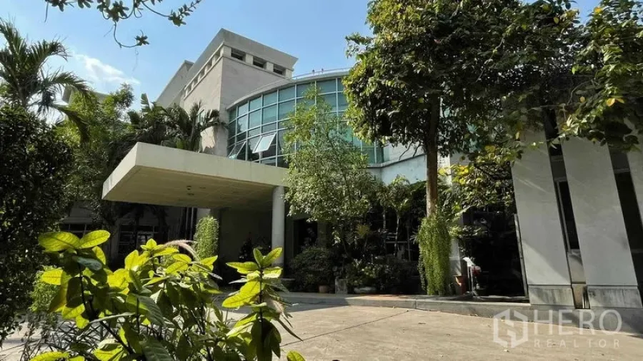 คลังสินค้า ให้เช่าหรือขายในBangkok Yai, Bangkok - ด้านหน้าอาคารโกดังกับสวนจัดแต่งและทางเข้าแบบมีหลังคา