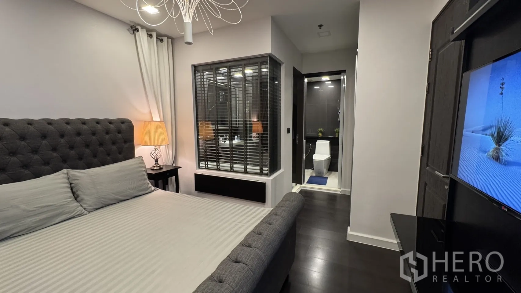 公寓 出租或出售在Khlong Toei, Bangkok - 卧室通往浴室的走道，设内窗与百叶，可眺浴缸。