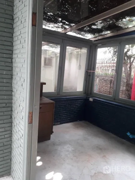 บ้าน ให้เช่าในWatthana, Bangkok - ซันรูมมุมห้องกระจกเต็มบานและผนังก่ออิฐโชว์แนว