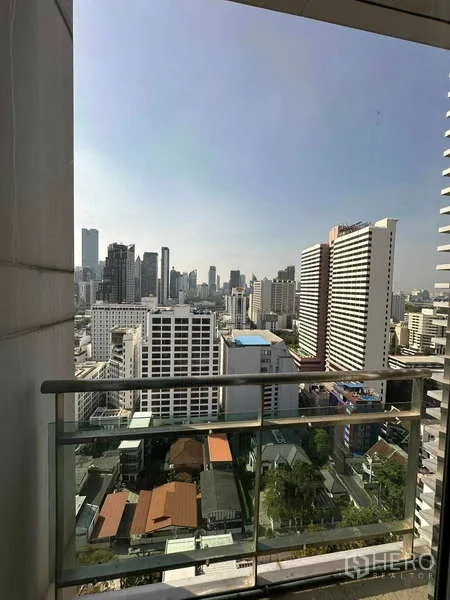 คอนโด ให้เช่าหรือขาย - วิวสกายไลน์สุขุมวิทจากระเบียงชั้นสูง ใกล้สถานี BTS นานา