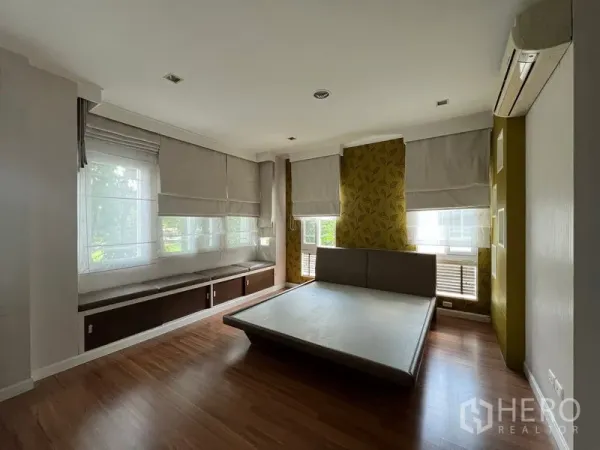 บ้าน ให้เช่าในBang Kapi, Bangkok - ห้องนอนใหญ่กว้าง เตียงแพลตฟอร์ม หน้าต่างบานกว้างพร้อมที่นั่งบิลท์อิน