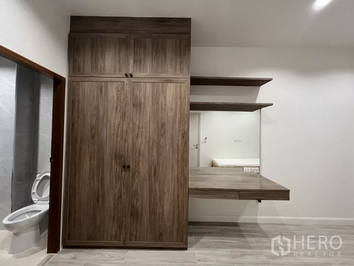 คอนโด ให้เช่าในBang Kapi, Bangkok - ตู้บิวท์อินและโต๊ะเครื่องแป้งลอยในห้องนอนที่สอง