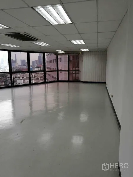 办公空间 出租在Bang Rak, Bangkok - 宽敞的办公室，栅格吊顶灯，双面采光窗。