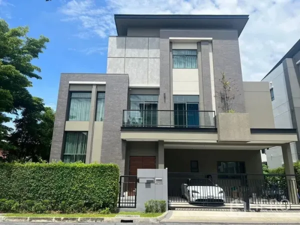 独立式住宅 出售 - 现代三层独栋别墅外观，带围栏与有顶车位和阳台