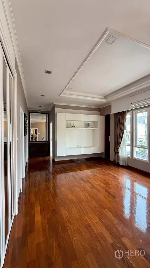 Detached House for rent or sale in Bang Phli, Samut Prakan - Large multipurpose room with polished timber floor and built‑in shelves