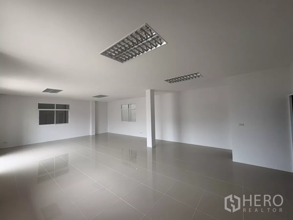 工厂 出租在Phra Samut Chedi, Samut Prakan - 开放式办公区，嵌入式照明与亮面地砖。