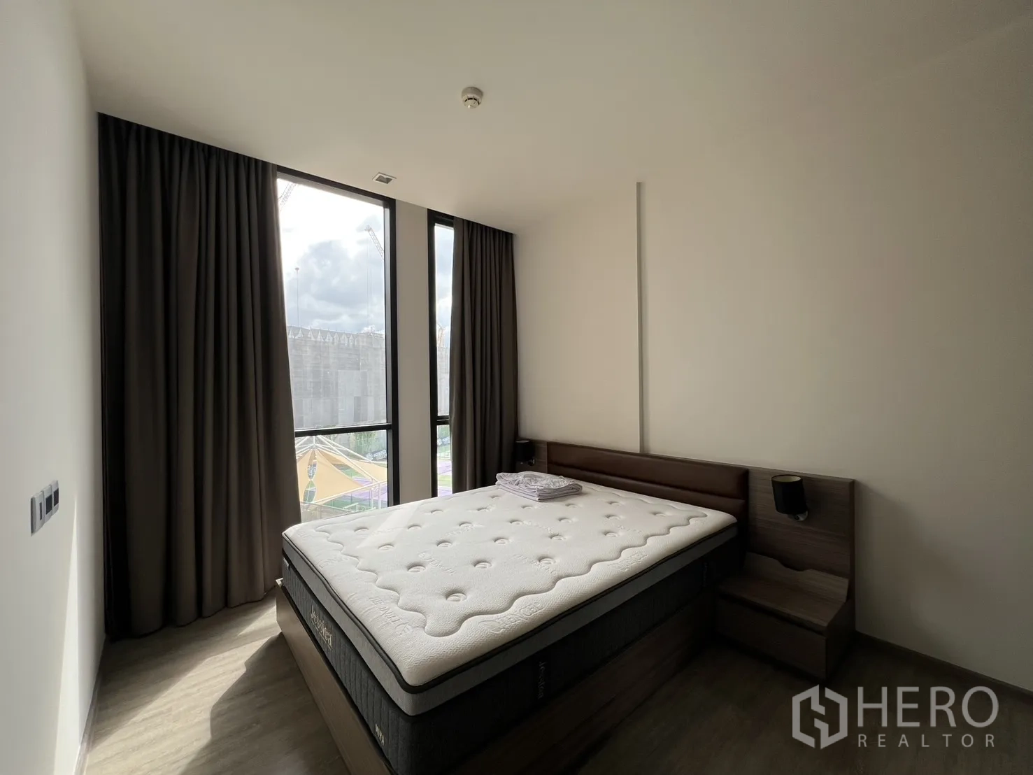 公寓 for rent in Watthana, Bangkok - 温馨卧室，设大窗与遮光窗帘及软包床头板。