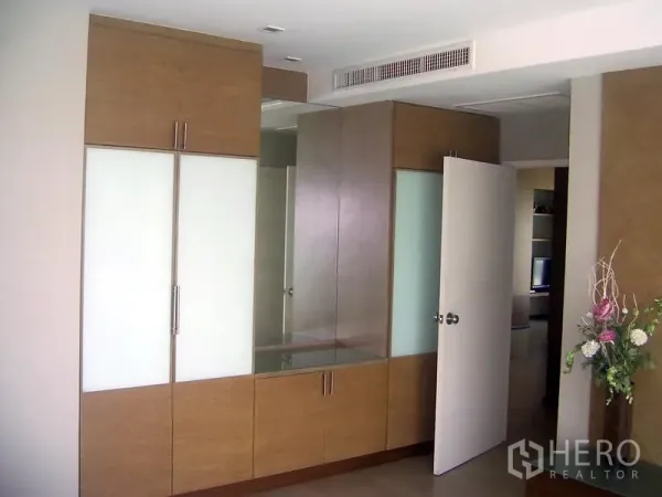 คอนโด ให้เช่าในKhlong Toei, Bangkok - ห้องนอนพร้อมตู้เสื้อผ้าบิวท์อิน โต๊ะเครื่องแป้งกระจกบานใหญ่ และช่องแอร์ซ่อน