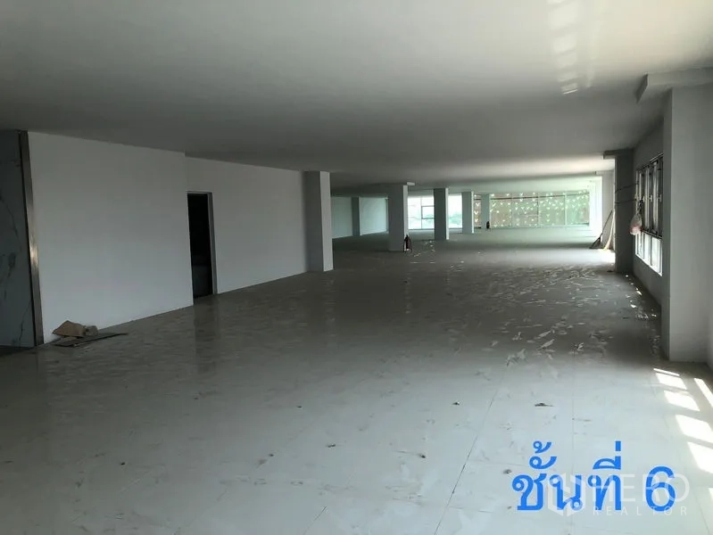 零售空间 出租在Min Buri, Bangkok - 六楼展厅宽敞，瓷砖地面，侧窗引入自然光。