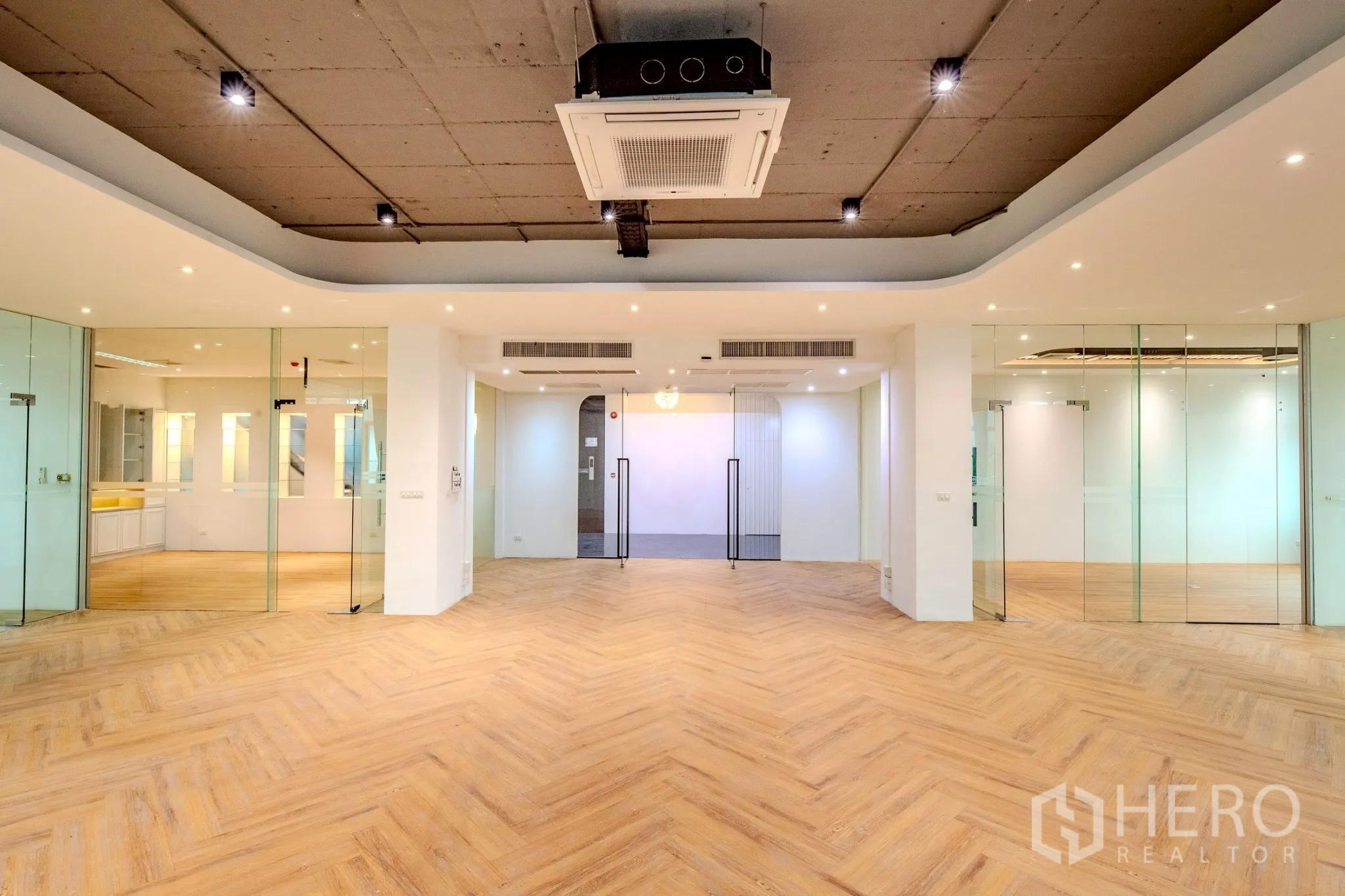 สำนักงาน ให้เช่าในWang Thonglang, Bangkok - ชั้นสำนักงานโล่ง ผนังกระจก พื้นไม้ก้างปลา และแอร์แบบฝังฝ้า