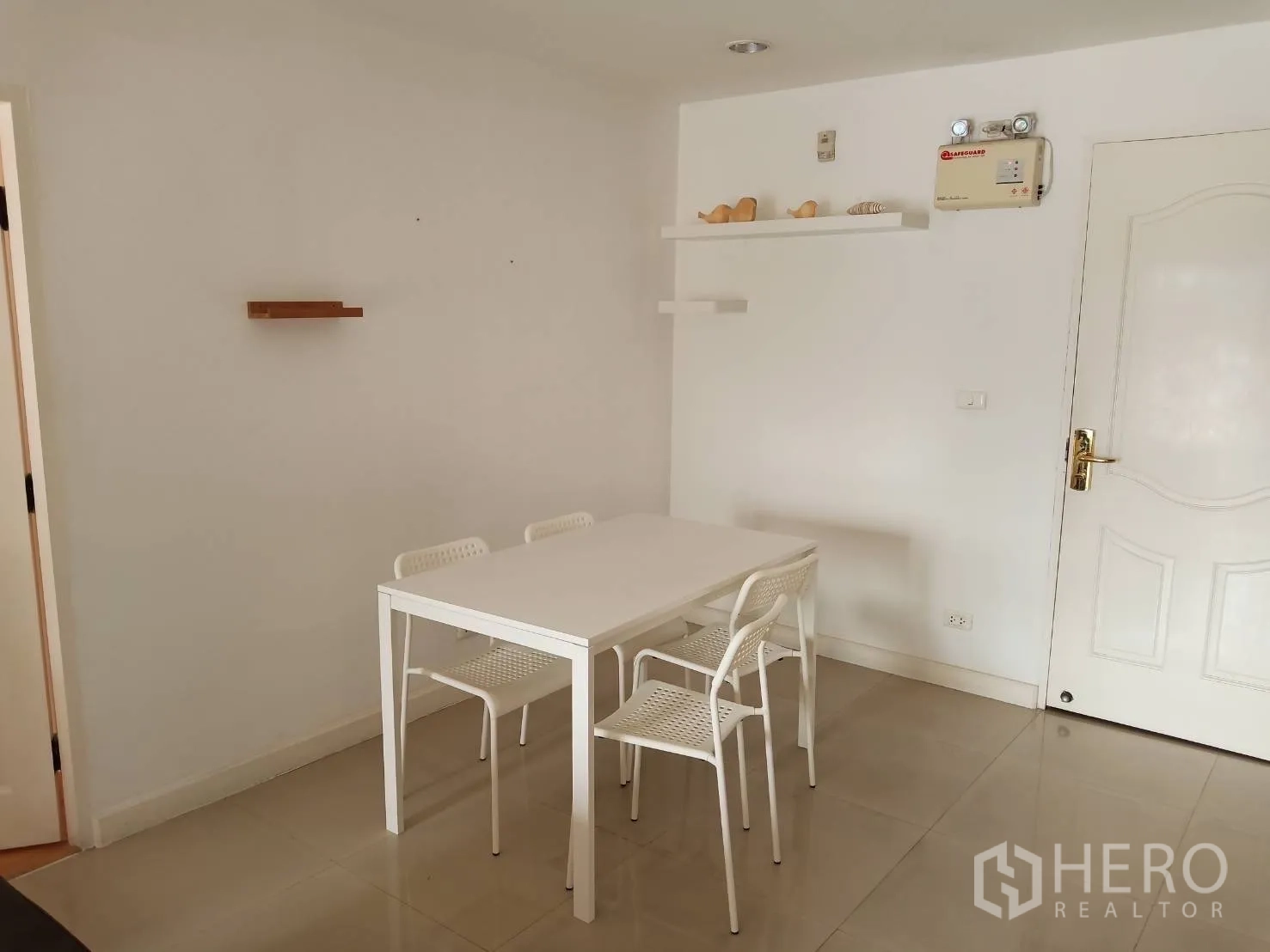 คอนโด ให้เช่าหรือขายในKhlong Toei, Bangkok - มุมทานอาหารสไตล์มินิมอล โต๊ะสีขาวกับเก้าอี้สี่ตัว