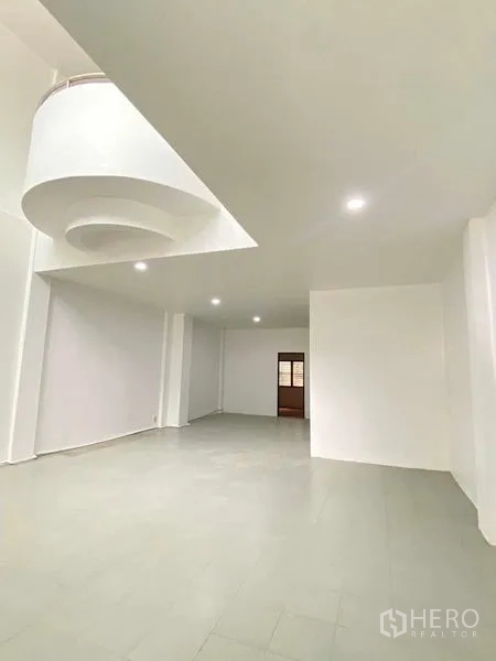 สำนักงานที่บ้าน ให้เช่าหรือขายในSuan Luang, Bangkok - โถงชั้นล่างกว้าง พื้นกระเบื้องสีอ่อน และเพดานลวดลายวงกลม