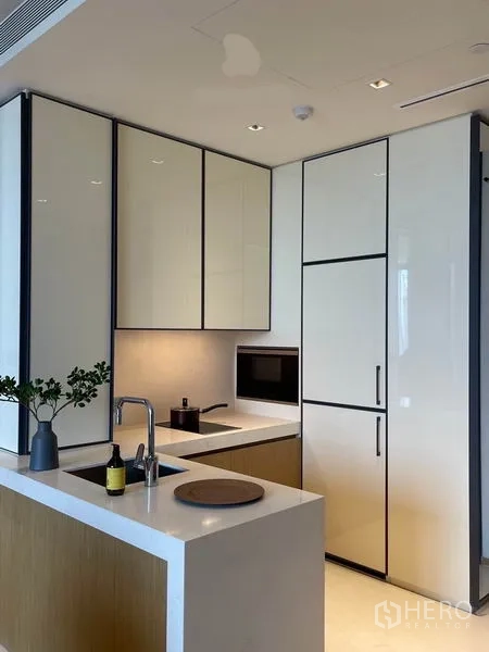 คอนโด ให้เช่าในKhlong Toei, Bangkok - ครัวรูปตัวแอล ตู้บานเงา เครื่องใช้บิลท์อิน และท็อปควอตซ์