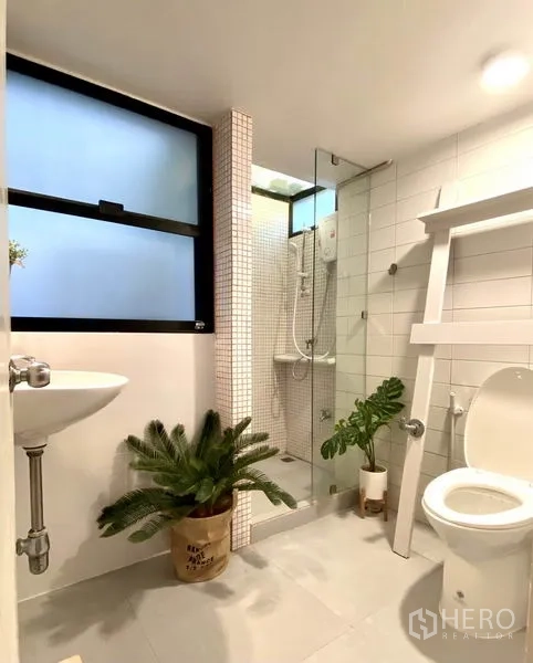 ทาวน์เฮาส์ ให้เช่าในKhlong Toei, Bangkok - ห้องน้ำสมัยใหม่ ฝักบัวกระจกกระทัดรัด ผนังกระเบื้องสีขาว พร้อมกระถางต้นไม้
