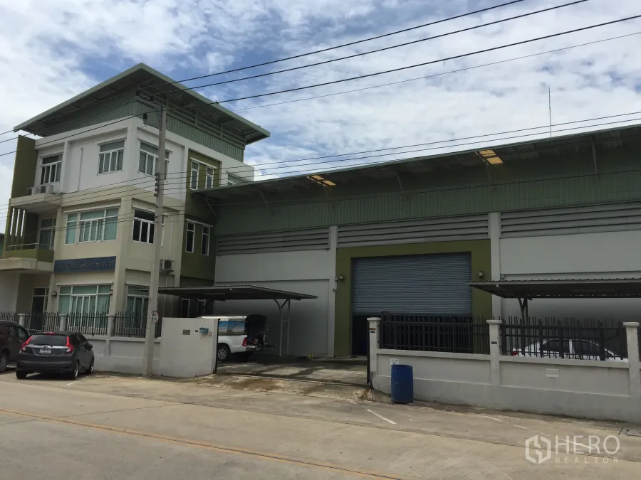 工厂 出售在Pathum Thani - 位于巴吞他尼Lam Luk Ka的现代化工厂，带三层办公楼，大型卷闸门，带顶装卸区及院内停车位，临混凝土道路。