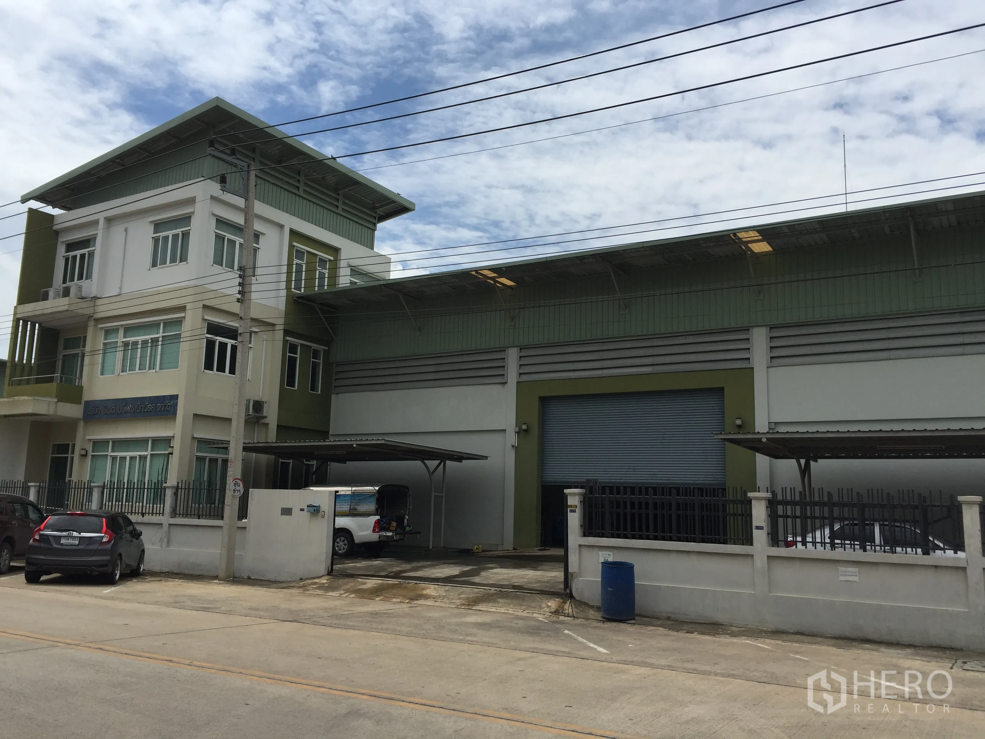 工厂 出售在Pathum Thani - 位于巴吞他尼Lam Luk Ka的现代化工厂，带三层办公楼，大型卷闸门，带顶装卸区及院内停车位，临混凝土道路。