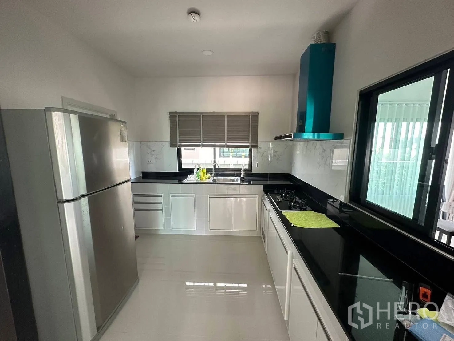 บ้านเดี่ยว for rent in Bang Phli, Samut Prakan - ครัวแยกบิวท์อิน ตู้สีขาว ท็อปหินสีดำ เตาแก๊ส เครื่องดูดควัน และตู้เย็นสแตนเลส
