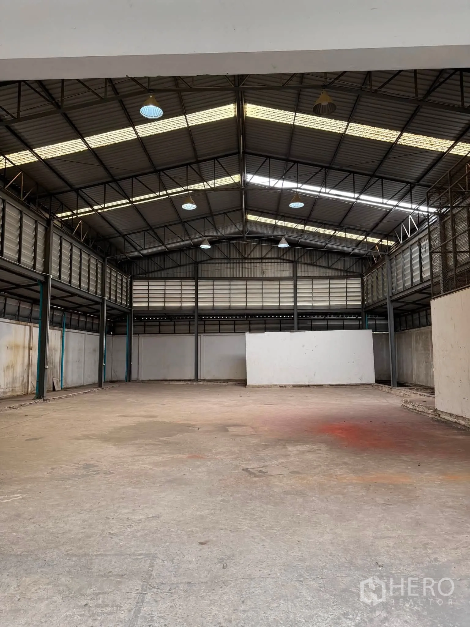 โกดัง for rent or sale in Phra Khanong, Bangkok - พื้นที่เก็บของแบบไร้เสากลาง เพดานสูงและโคมไฟแขวน