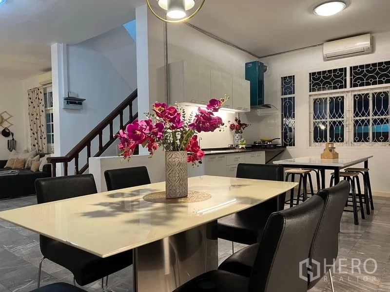 Home Office for rent in Suan Luang, Bangkok - Modern kitchen with cabinets, cooktop, island and dining table.