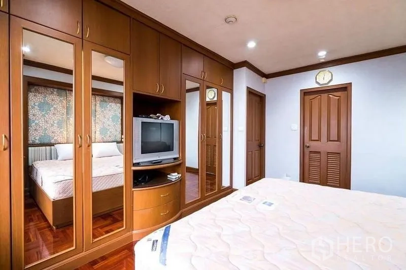 公寓 出租或出售在Bang Phlat, Bangkok - 次卧设通顶镜面衣柜与电视柜。