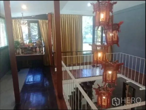 บ้าน ให้เช่าในKhlong Toei, Bangkok - โถงชั้นบน พื้นไม้ หน้าต่างบานใหญ่ และโคมไฟแขวนสไตล์จีน