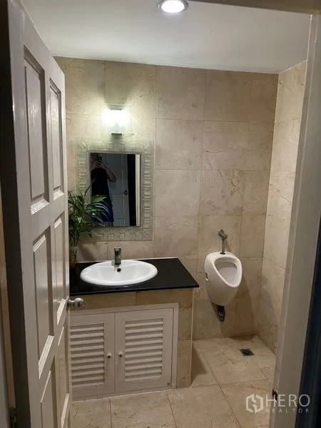 ทาวน์เฮาส์ ให้เช่าในBang Kapi, Bangkok - พื้นที่ซักล้างครอบหลังคาโครงเหล็ก พื้นคอนกรีต