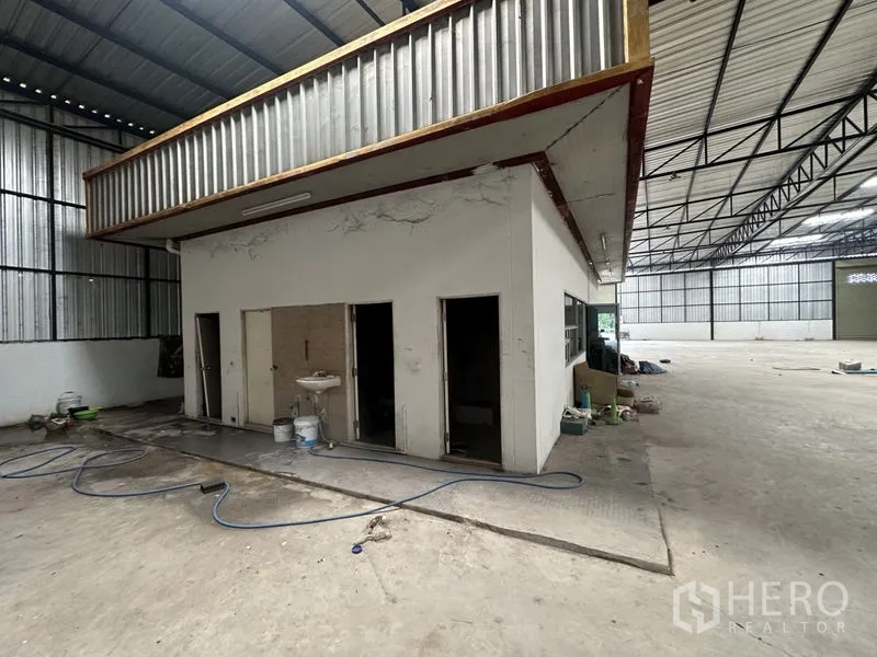 货栈 出租在Khlong Luang, Pathum Thani - 仓库内的卫生间与设备核心区，毗邻作业与停车空间。