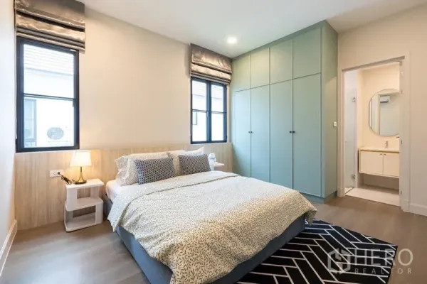 Detached House for sale in Saphan Sung, Bangkok - Guest bedroom with mint built-in wardrobe and door to ensuite.