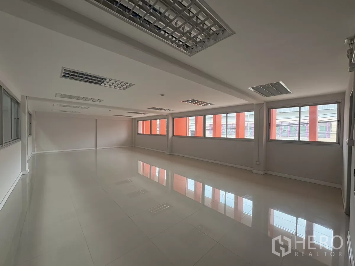 工厂 出租在Bang Phli, Samut Prakan - 二层开放式办公室，整排窗户与光洁地砖。