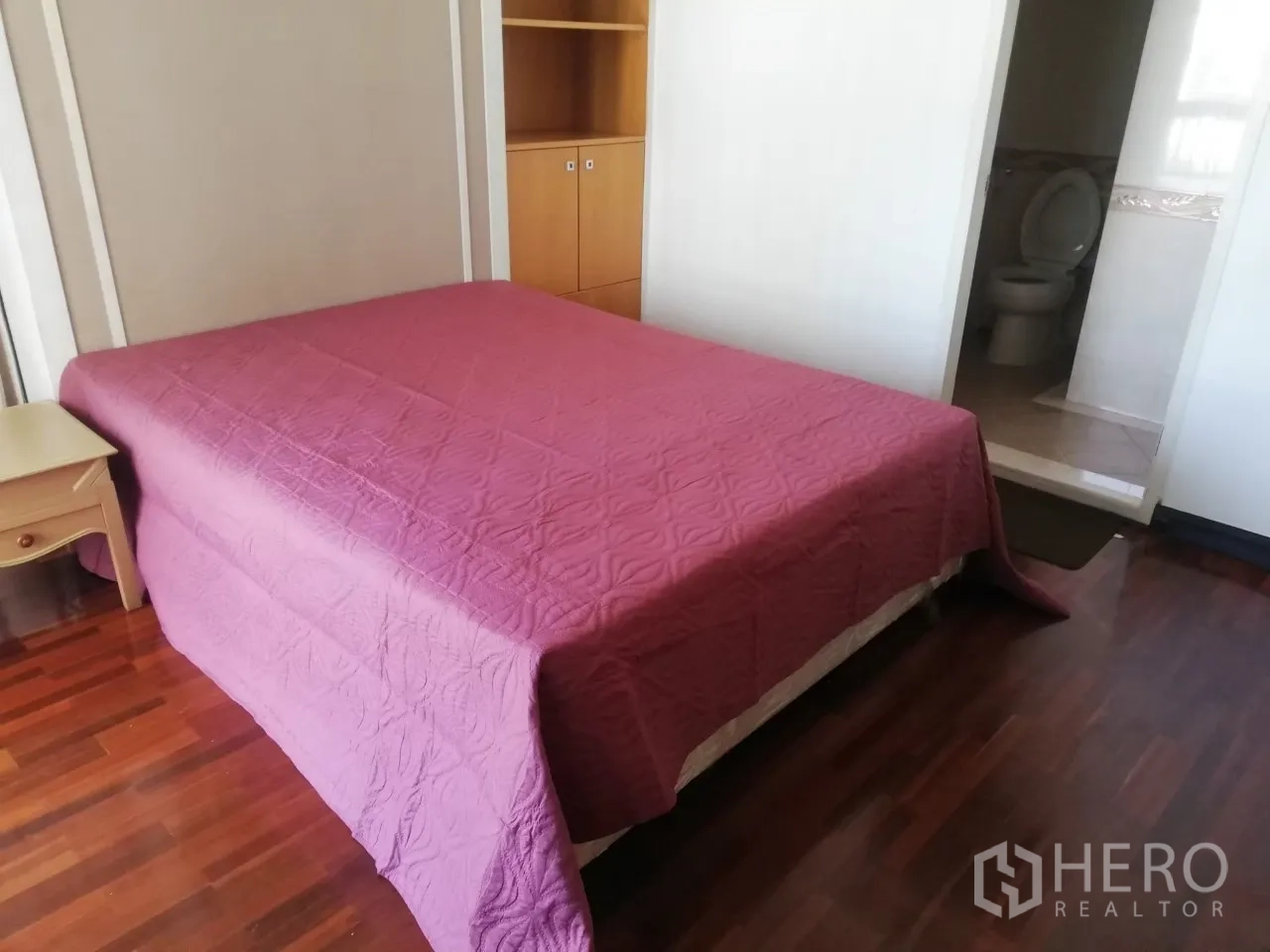 คอนโด ให้เช่าในPhaya Thai, Bangkok - ห้องนอนพร้อมผ้าคลุมเตียงสีชมพู ชั้นวางบิลท์อิน และประตูเข้าห้องน้ำในตัว