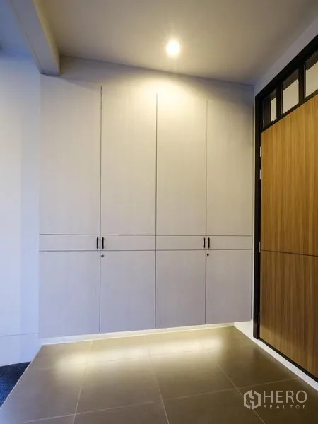 Detached House for rent in Phasi Charoen, Bangkok - Entry foyer with tall built-in cabinets and wooden door.