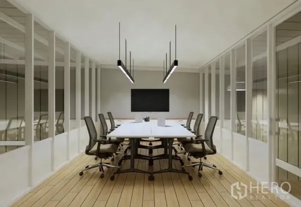 คลังสินค้า ให้เช่าในPrawet, Bangkok - ห้องประชุมดีไซน์โมเดิร์น โต๊ะยาว เก้าอี้ทำงาน และไฟแขวนทรงยาว กั้นด้วยผนังกระจก.