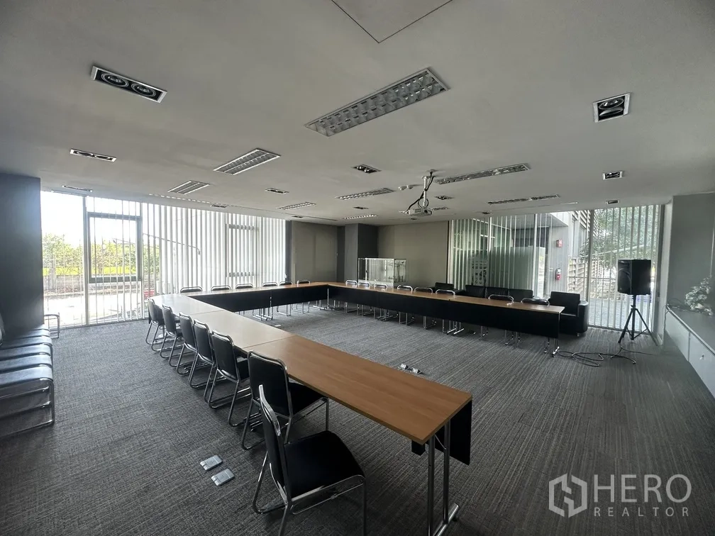 Factory for rent in Lam Luk Ka, Pathum Thani - U-shaped conference room with floor-to-ceiling windows in a modern factory office.