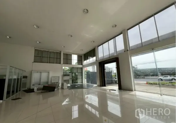 展厅 出租在Saphan Sung, Bangkok - 挑高大堂，通透落地窗与亮面瓷砖，面向主干道