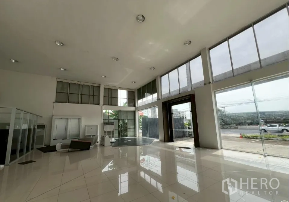 展厅 出租在Saphan Sung, Bangkok - 挑高大堂，通透落地窗与亮面瓷砖，面向主干道