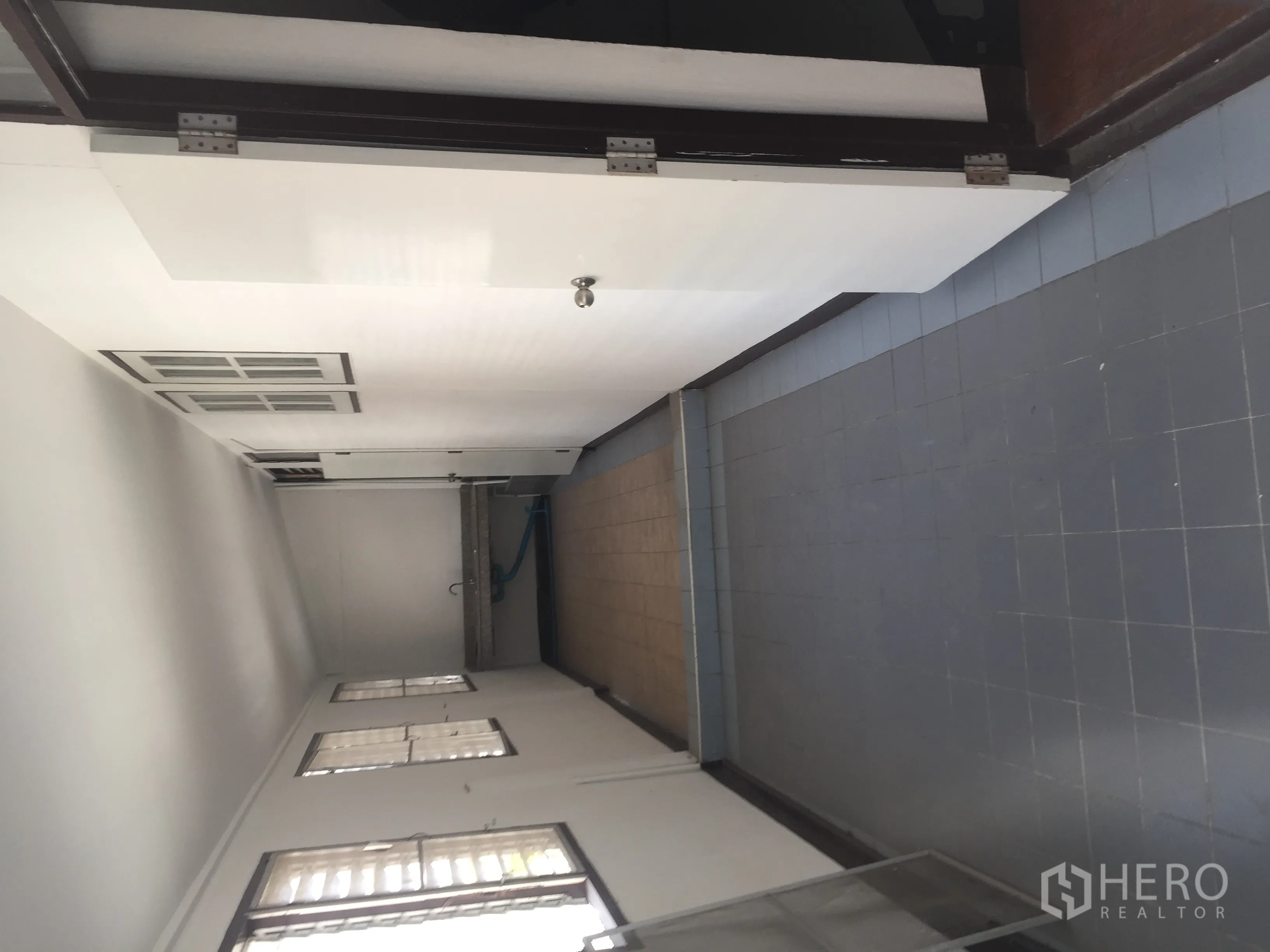 สำนักงานที่บ้าน ให้เช่าในWatthana, Bangkok - โถงบริการด้านหลัง ปูกระเบื้อง มีอ่างล้างมือและหน้าต่างสูง