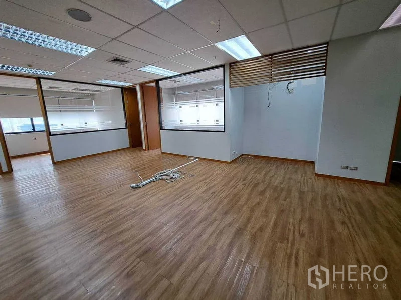 办公空间 出租在Bang Rak, Bangkok - 宽敞办公区，内窗与隔断，木纹地面。