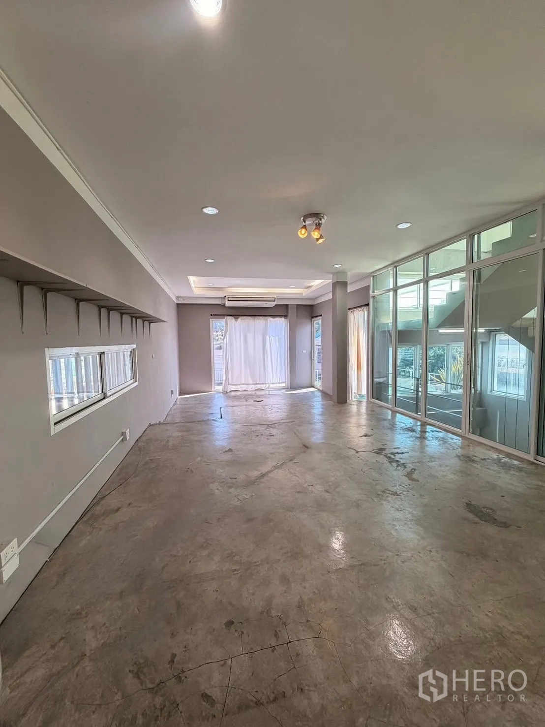 สำนักงานที่บ้าน for rent in Huai Khwang, Bangkok - พื้นที่สำนักงานกว้าง เพดานฝังไฟ แอร์ และผนังกระจกติดโถงบันได