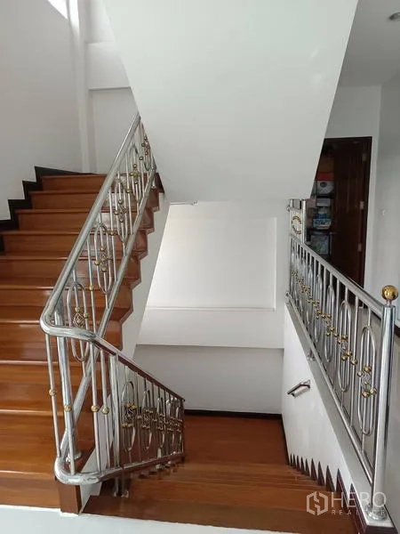 工厂 出售在Ban Phaeo, Samut Sakhon - 办公楼内楼梯，不锈钢栏杆与木质踏步