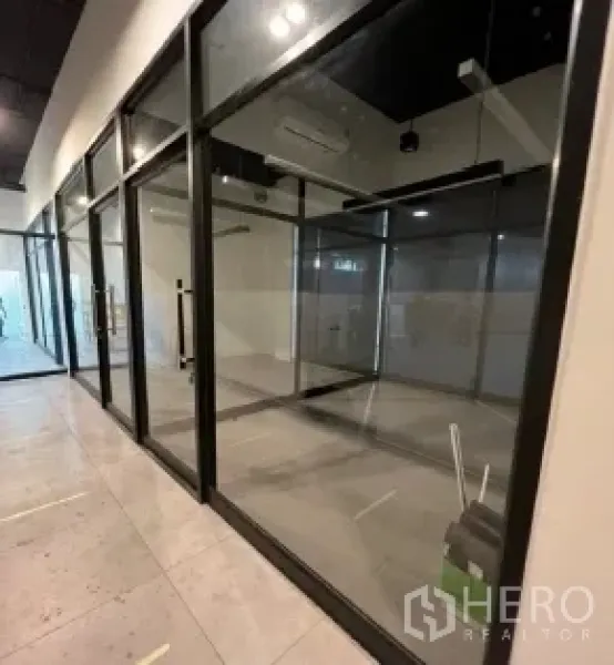 พื้นที่ขายปลีก ให้เช่าในKhlong Toei, Bangkok - ห้องกระจกกรอบสีดำแบบเต็มสูง พื้นกระเบื้องสีเทา ด้านหน้าร้านโปร่งใส