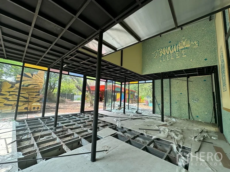 Detached House for rent in Watthana, Bangkok - Courtyard with a leaning tree, driveway space and gate.